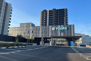 【ユアーズ東本浦店】物販やプロモーションに利用可能な軒下スペース