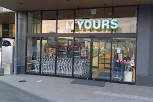 【ユアーズ東本浦店】物販やプロモーションに利用可能な軒下スペース