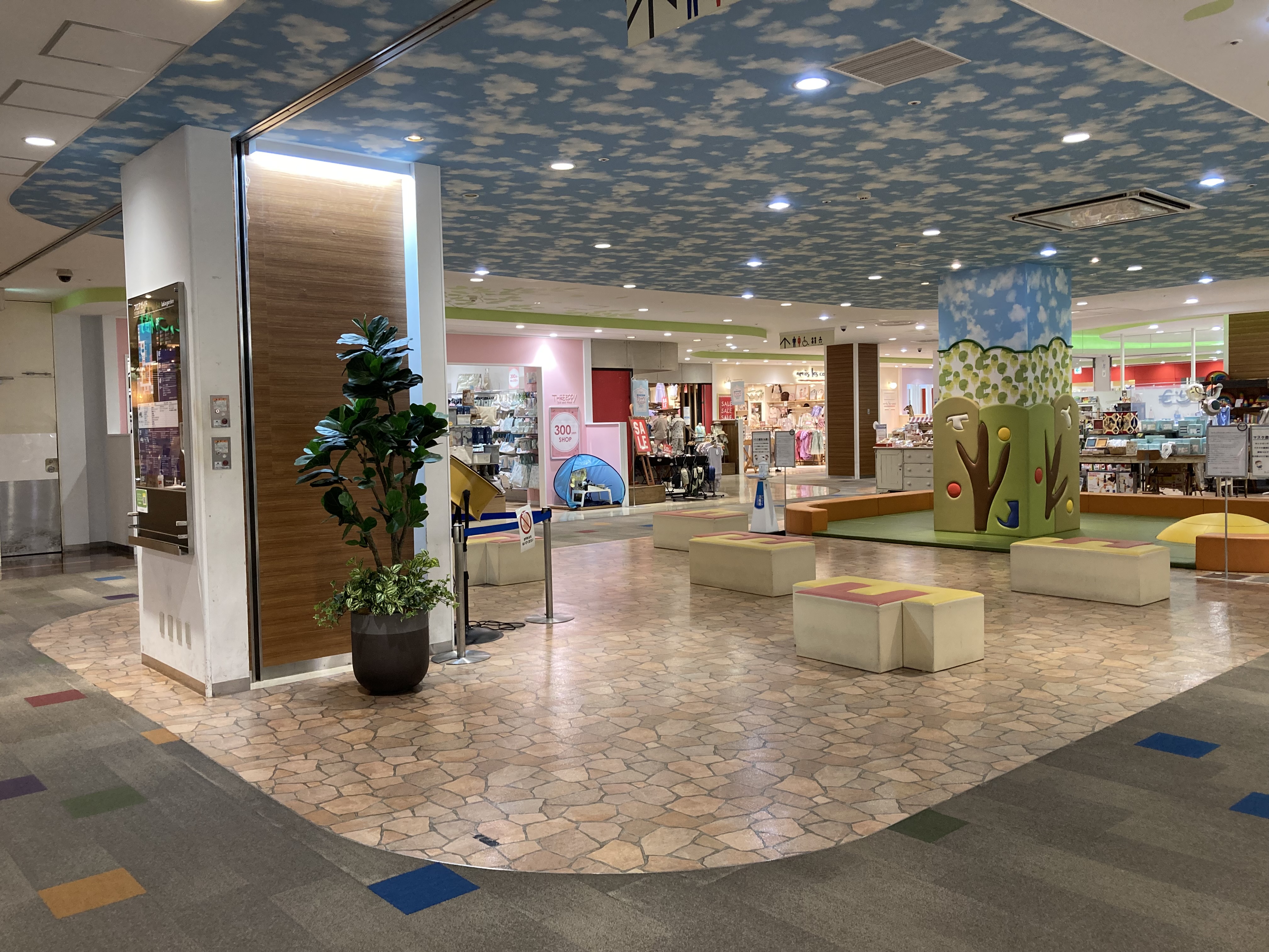 ショッピングモールのファッションフロアでポップアップにおすすめなスペースを探す